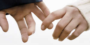 couple_hands_685