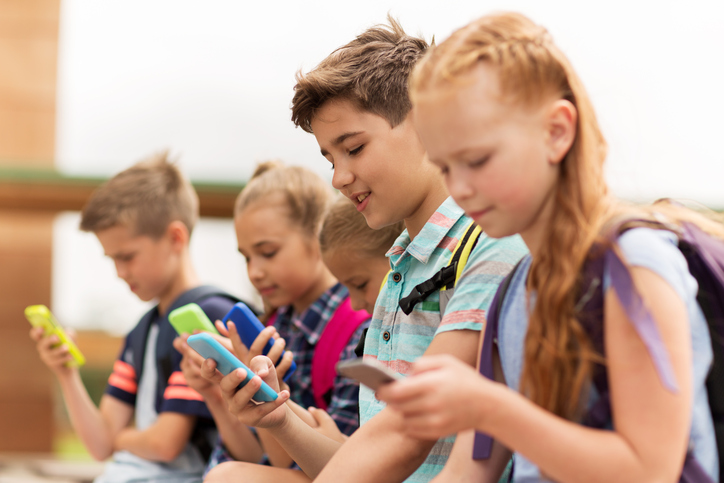 kids addicted to smartphones