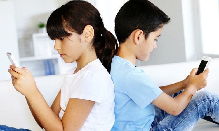 kids-on-mobile-devices
