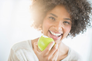 eating a green apple