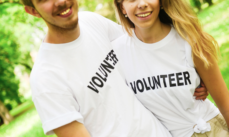 two volunteers benefits of doing good