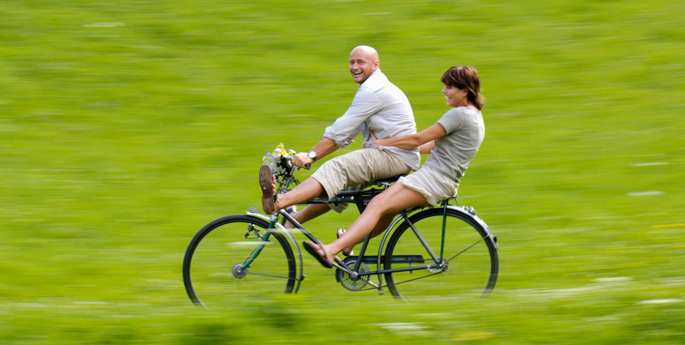 couple-bicyle-fun