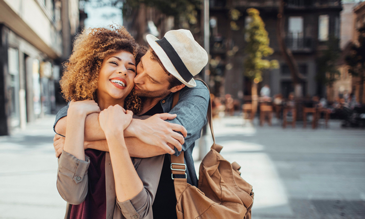 NEUROSCIENCE-OF-FALLING-IN-LOVE couple kissing