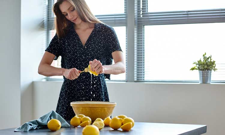How-To-Lighten-Hair-Naturally woman juicing lemons