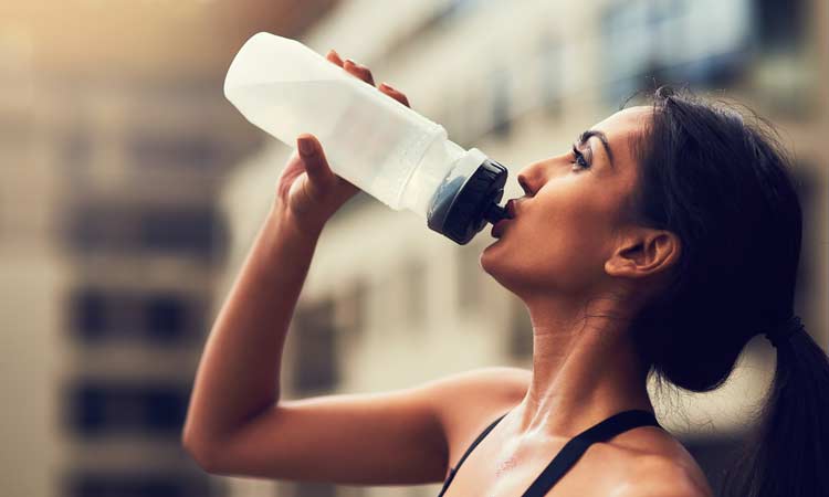 prevent-heat-stroke woman drinking water