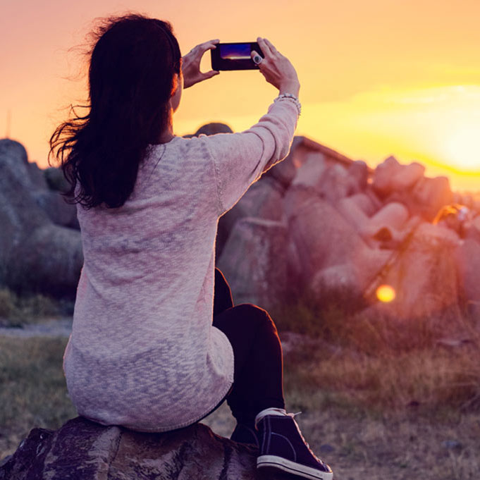 self-disc-sunset-ad-sq taking a photo of a sunset