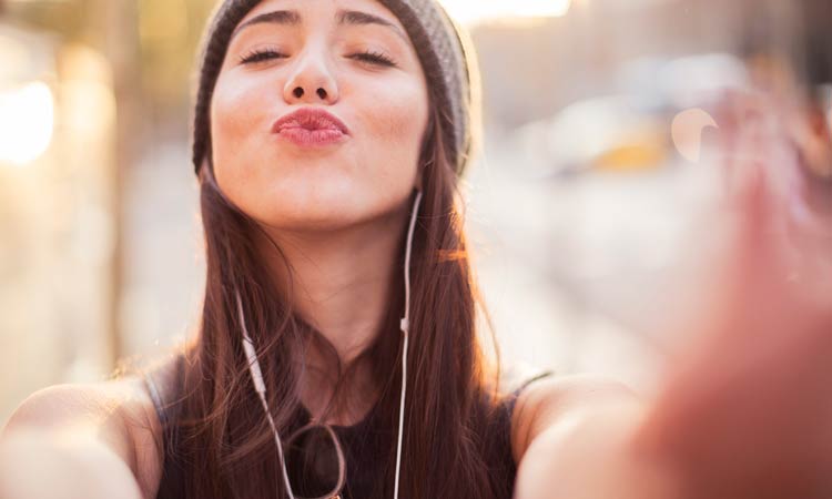 How-Gratitude-Changes-Your-Brain woman kiss selfie