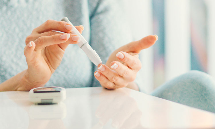 Spread-Awareness-Women-On-World-Diabetes-Day woman taking blood diabetes test